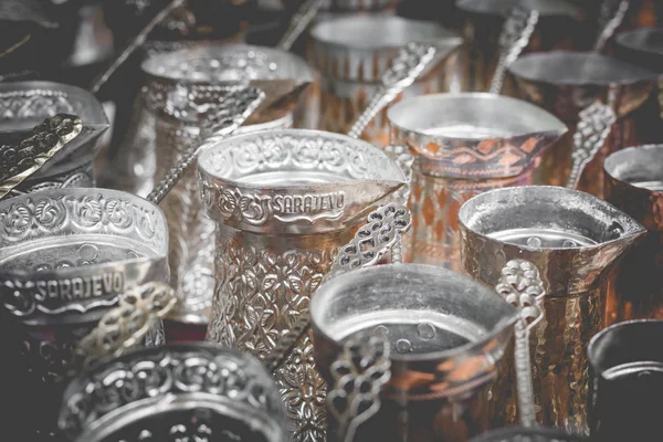 Producto de cobre como souvenir para visitantes y turistas en el casco antiguo —  Fotos de Stock