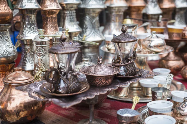 Producto de cobre como souvenir para visitantes y turistas en el casco antiguo —  Fotos de Stock