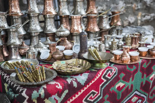 Ziyaretçiler ve Old Town turistler için Hatıra olarak bakır ürün — Stok fotoğraf