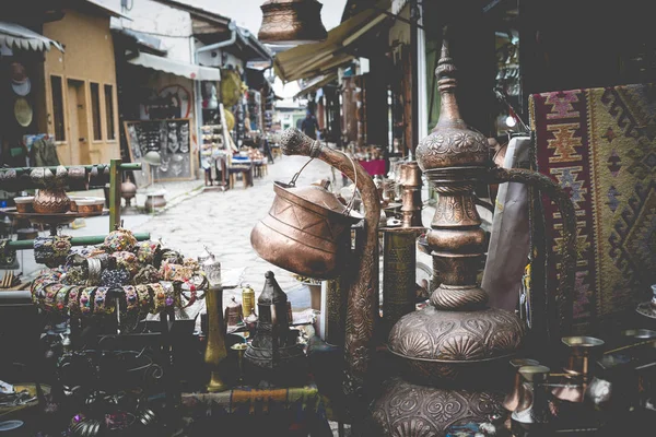 Prodotto in rame come souvenir per visitatori e turisti nel centro storico — Foto Stock