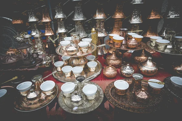 Producto de cobre como souvenir para visitantes y turistas en el casco antiguo — Foto de Stock