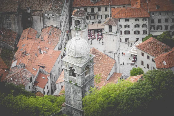 Techos de baldosas brillantes de las casas en el casco antiguo de Kotor en Montenegro — Foto de Stock