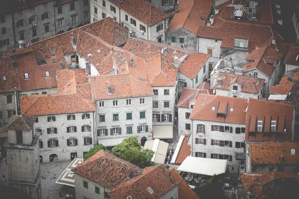 Luminosi tetti piastrellati delle case nel centro storico di Kotor in Montenegro — Foto Stock