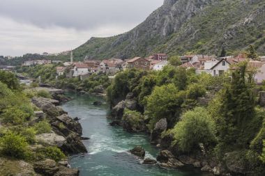 Güzel yaz günde eski Köprüsü Mostar üzerinden Panorama