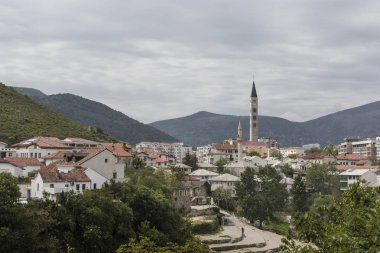 Güzel yaz günde eski Köprüsü Mostar üzerinden Panorama