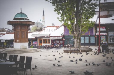 Bascarsija Meydanı eski şehir Saraje Sebilj ahşap çeşme ile