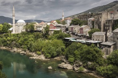 Güzel yaz günde eski Köprüsü Mostar üzerinden Panorama