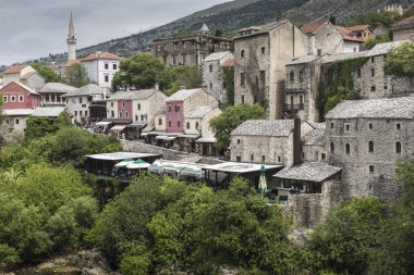 Güzel yaz günde eski Köprüsü Mostar üzerinden Panorama