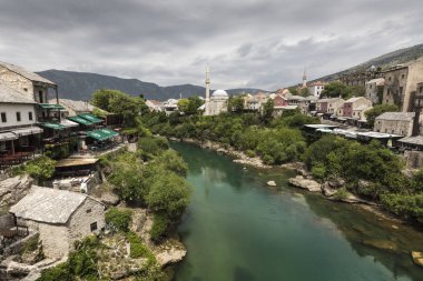 Güzel yaz günde eski Köprüsü Mostar üzerinden Panorama
