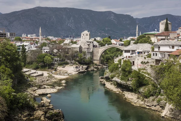 Panorama da Ponte Velha em Mostar em um belo dia de verão , — Fotografia de Stock