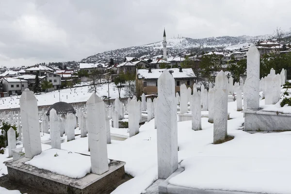 Güzel kış günü bir Müslüman mezarlığına Saraybosna, Bosna — Stok fotoğraf