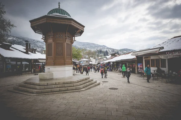 Bascarsija Meydanı eski şehir Saraje Sebilj ahşap çeşme ile — Stok fotoğraf