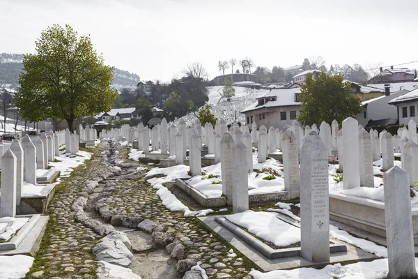 Um cemitério muçulmano em um belo dia de inverno em Sarajevo, Bósnia — Fotografia de Stock