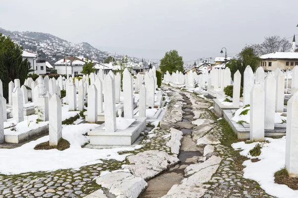 Sebuah pemakaman Muslim di hari musim dingin yang indah di Sarajevo, Bosnia — Stok Foto