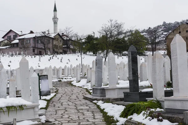 Un cementerio musulmán en un hermoso día de invierno en Sarajevo, Bosnia —  Fotos de Stock