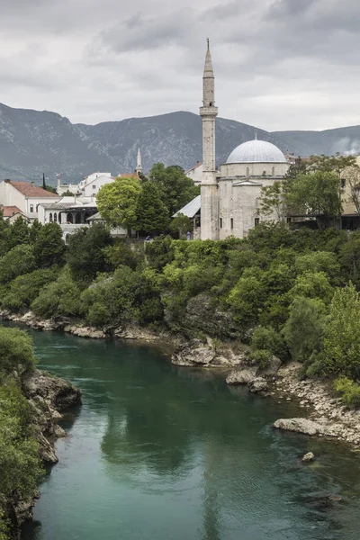 Panorama da Ponte Velha em Mostar em um belo dia de verão — Fotografia de Stock