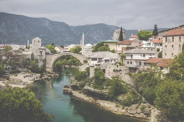 Πανόραμα από την παλιά γέφυρα του Μόσταρ, σε μια όμορφη καλοκαιρινή μέρα, — Φωτογραφία Αρχείου