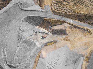 Havadan görünümü üzerinde fabrika işleme yapı malzemeleri. Kum