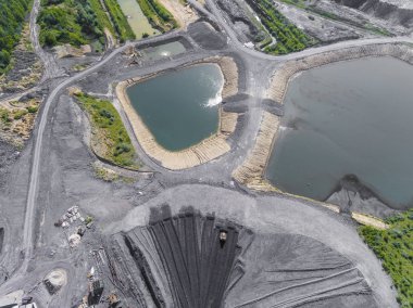Siyah kömür yatakları. Keşif ve makine. Yukarıdan görüntülemek.