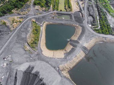 Siyah kömür yatakları. Keşif ve makine. Yukarıdan görüntülemek.