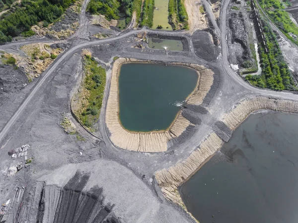 Siyah kömür yatakları. Keşif ve makine. Yukarıdan görüntülemek.