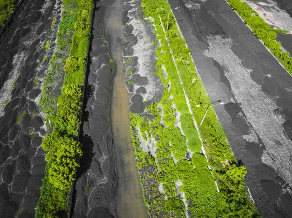 Granja de aguas residuales. Foto aérea estática mirando hacia abajo en el clarifyin — Foto de Stock