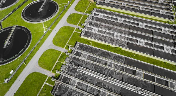 Ferme d'épuration. Photo aérienne statique regardant vers le bas sur le clarifyin — Photo