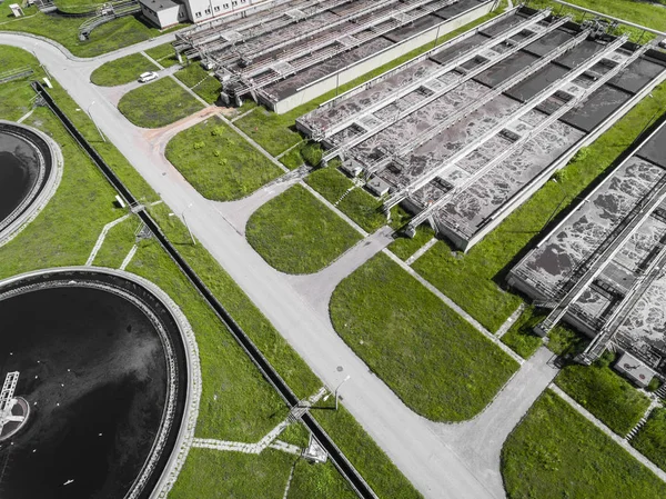 Ferme d'épuration. Photo aérienne statique regardant vers le bas sur le clarifyin — Photo