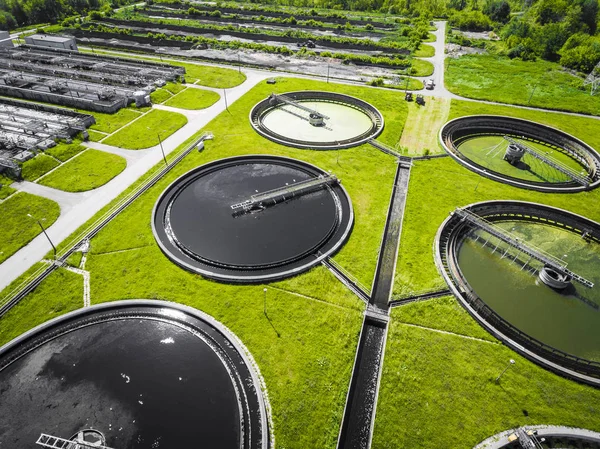 Riolering boerderij. Statische luchtfoto kijkt neer op de clarifyin — Stockfoto