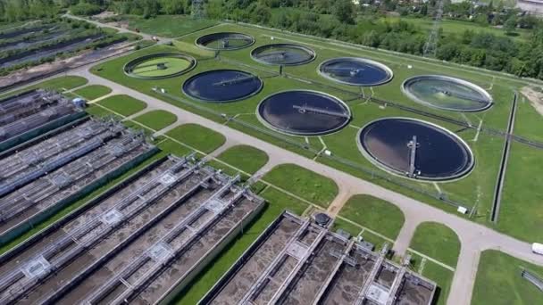 Ferme d'épuration. Photo aérienne statique regardant vers le bas sur les réservoirs clarificateurs et l'herbe verte . — Video