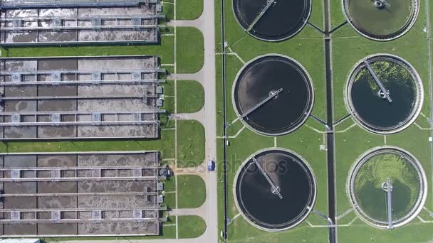 Granja de aguas residuales. Foto aérea estática mirando hacia los tanques clarificadores y la hierba verde . — Vídeo de stock