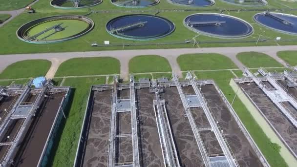 Granja de aguas residuales. Foto aérea estática mirando hacia los tanques clarificadores y la hierba verde . — Vídeo de stock