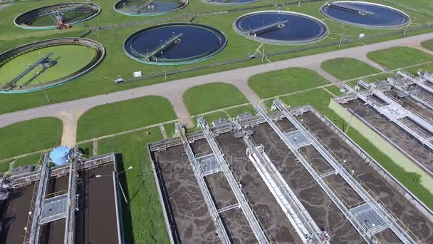 Granja de aguas residuales. Foto aérea estática mirando hacia los tanques clarificadores y la hierba verde . — Vídeo de stock