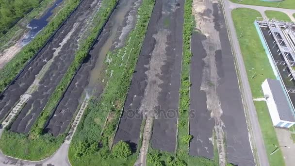 Granja de aguas residuales. Foto aérea estática mirando hacia los tanques clarificadores y la hierba verde . — Vídeos de Stock