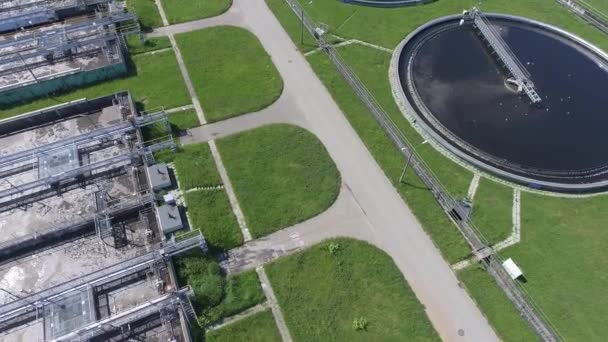 Sewage farm. Static aerial photo looking down onto the clarifying tanks and green grass. — Stock Video