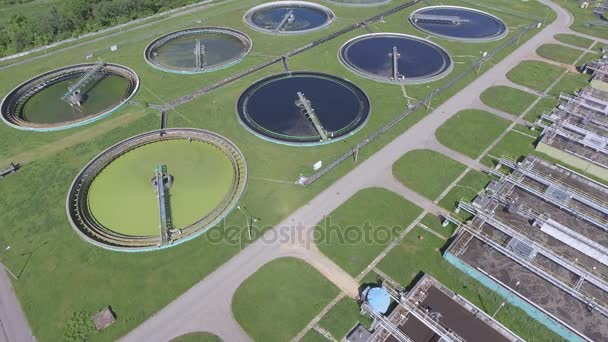 Riolering boerderij. Statische luchtfoto neerkijken op de verduidelijking van de tanks en groen gras. — Stockvideo