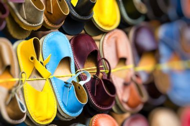 Deri ayakkabı bir bit pazarı, farklı renklerde