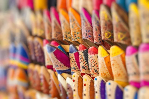 Kleurrijke Marokkaanse pantoffels, Marrakech — Stockfoto