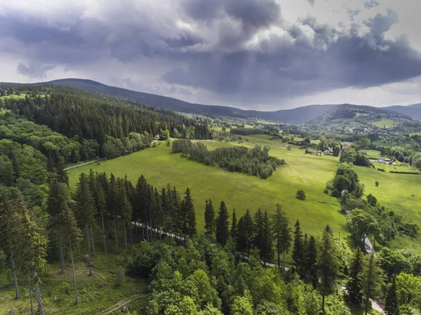 Vista aérea da hora de verão nas montanhas perto de Stronie Slaskie — Fotografia de Stock