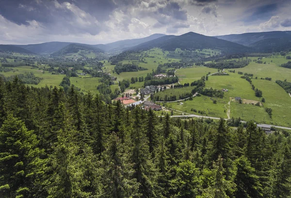 Luchtfoto van de zomertijd in Bergen in de buurt van Stronie Slaskie — Stockfoto