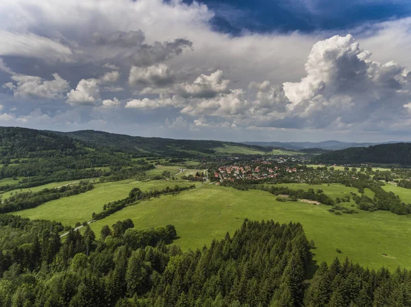 Vue aérienne de l'heure d'été dans les montagnes près de Stronie Slaskie — Photo