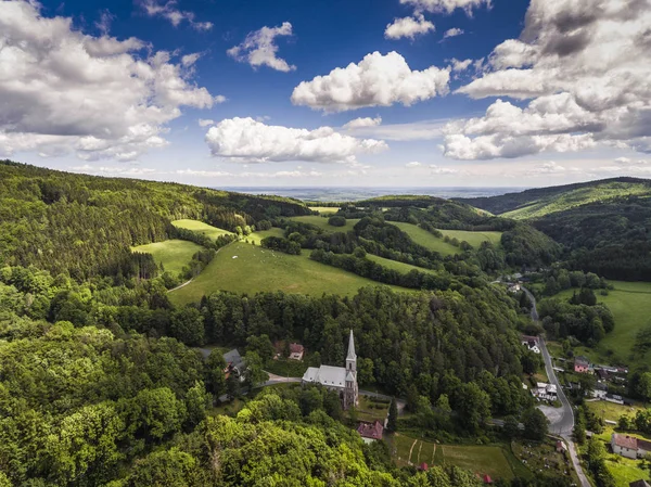 Widok z lotu ptaka czasu lato w górach w granicy Polski i — Zdjęcie stockowe