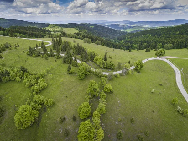 Vista aérea da hora de verão nas montanhas perto de Czarna Gora mou — Fotografia de Stock