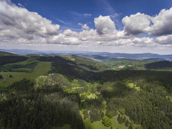 Vista aérea da hora de verão nas montanhas perto de Czarna Gora mou — Fotografia de Stock