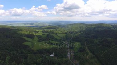 Sınır Polonya ve Çek Cumhuriyeti dağlarda yaz saati hava görünümünü. Çam ağacı orman ve bulutlar üzerinde mavi gökyüzü. Yukarıdan görüntülemek.