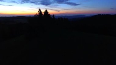 Gün batımı. Dağlar Polonya, havadan görünümü günbatımı. Kızıl gökyüzü. Yukarıdan görüntülemek.