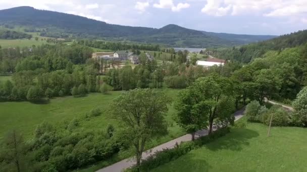 Vue aérienne de l'heure d'été dans les montagnes de la frontière polonaise et tchèque. Forêt de pins et nuages sur ciel bleu. Vue d'en haut . — Video