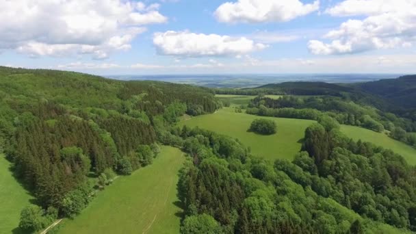 Vue aérienne de l'été dans les montagnes.Pologne. Forêt de pins et nuages sur ciel bleu. Vue d'en haut .