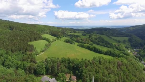 Vista aérea de la hora de verano en las montañas en la frontera con Polonia y la República Checa. Bosque de pinos y nubes sobre el cielo azul. Vista desde arriba . — Vídeos de Stock