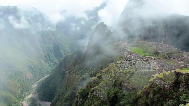 Peru Machu Picchu forntida inca ruin webbplats Panorama med morgon moln. — Stockvideo